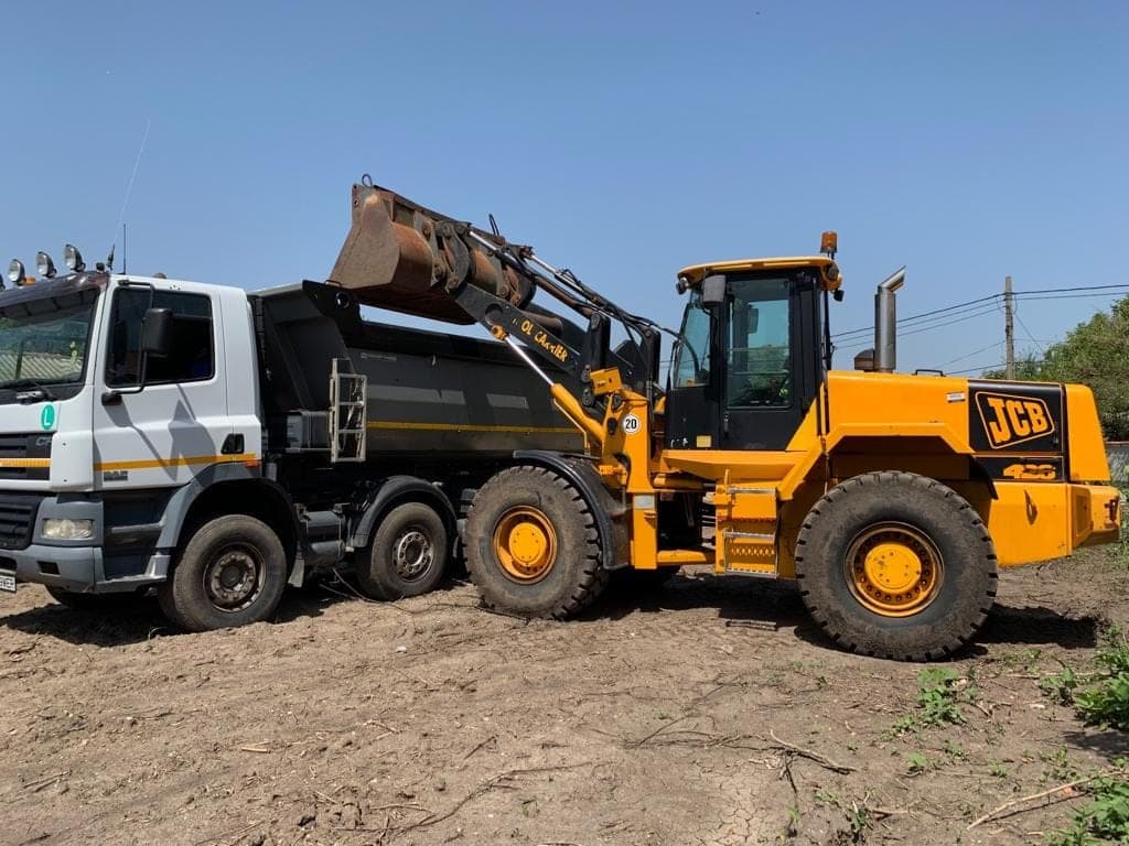 Wheel loader și camion benă pe șantier — Demolex