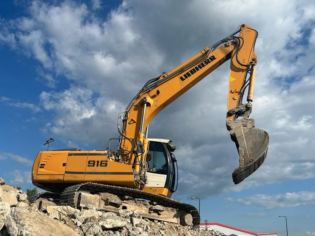 Excavator long-reach Liebherr la dezafectare fabrică industrială — Demolex Pitești