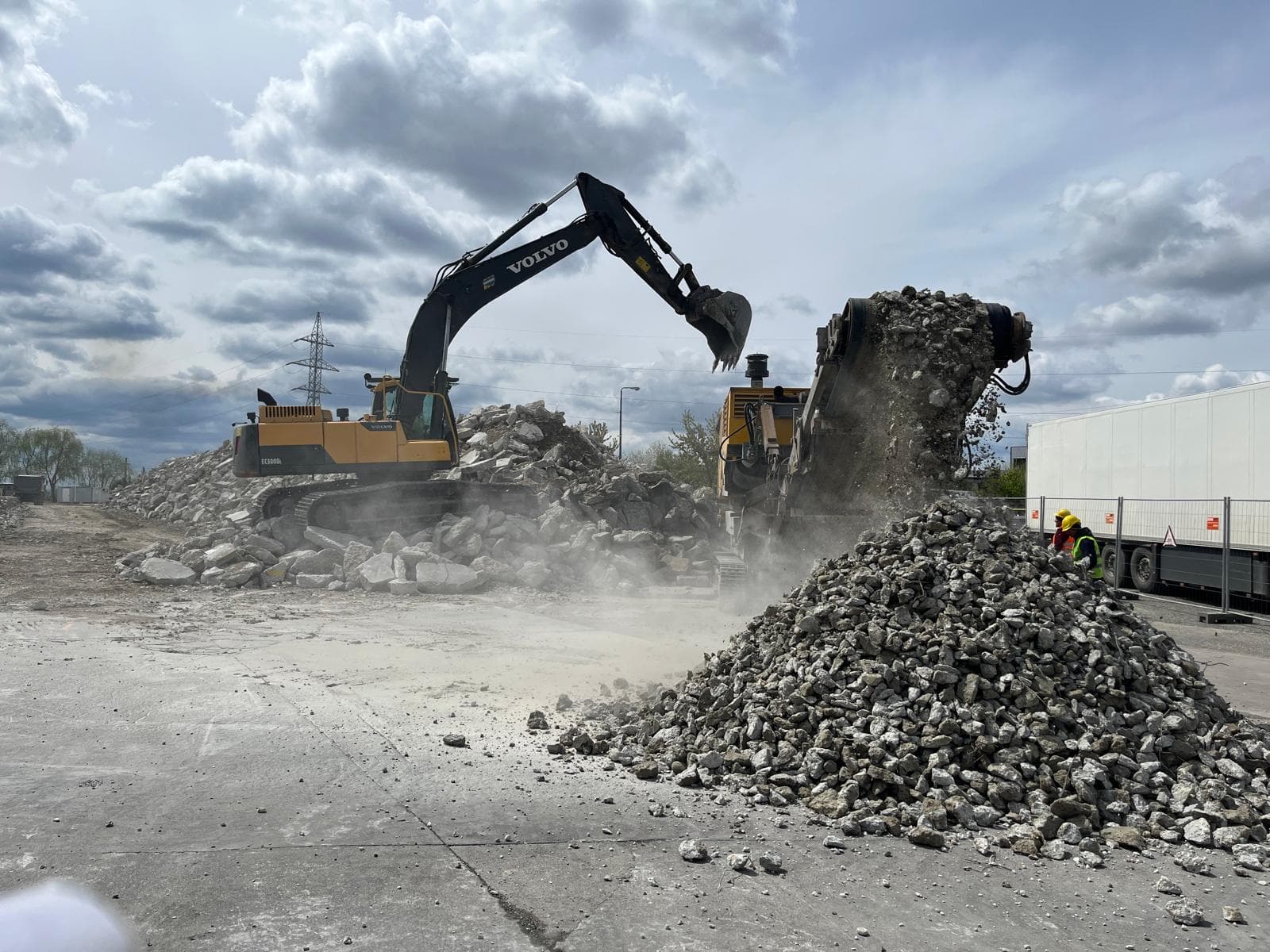Concasor mobil pentru reciclare moloz din debarasare — Demolex