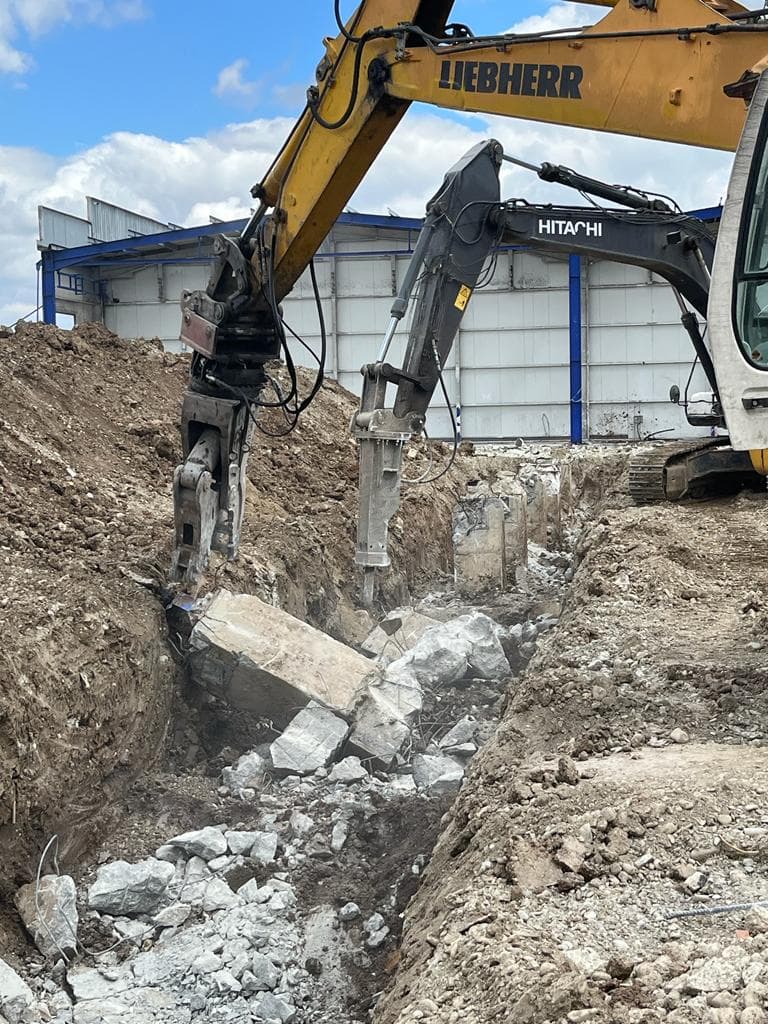Ciocan hidraulic pentru fundații pe sol stâncos — Demolex