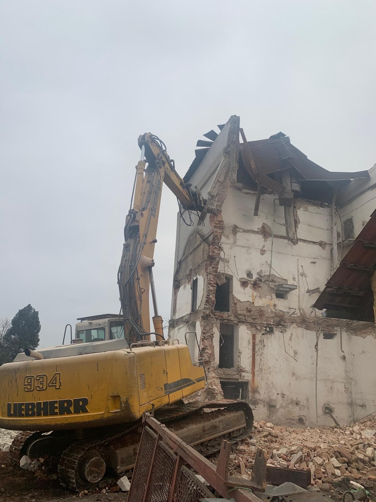 Demolare hală industrială cu excavator long-reach — proiect Demolex